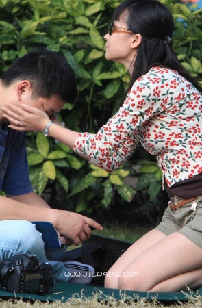 街拍美腿丝袜美妇举起相机还挺有模有样