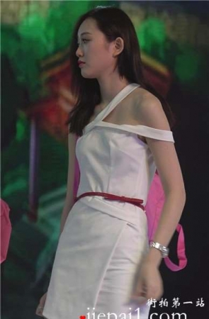 甜美白裙美腿性感美女姐姐。