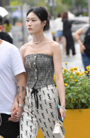 25522-3=52√街拍裹胸高挑美女 9P