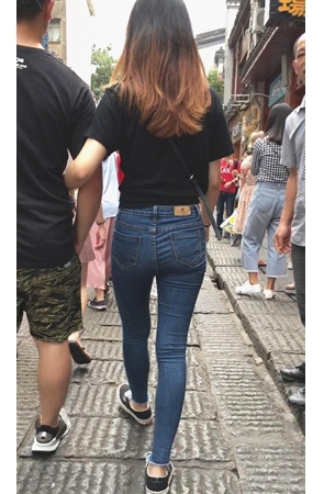 蓝色牛仔裤妹子[323M/MP4]