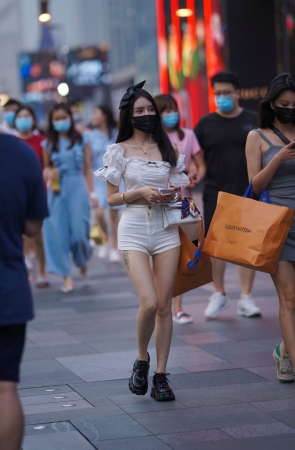 街拍极品短裤月牙美女