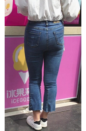 丰满圆润牛仔裤美眉