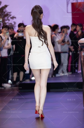 敏敏抹胸白裙美腿 [18P]