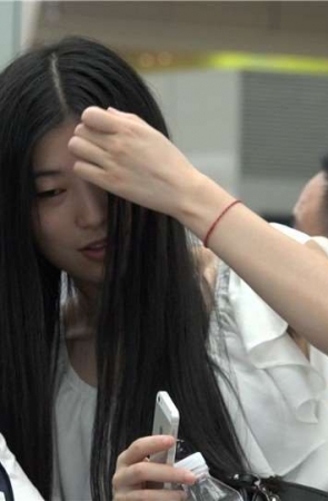 4K 人字拖裸足长发妹纸  [900 MB]