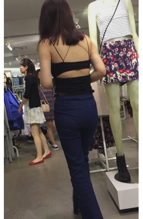 蓝色牛仔裤妹子