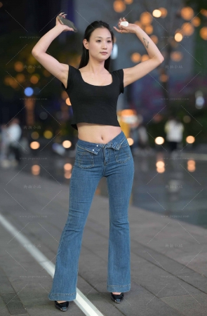 搭讪牛仔翘臀美女