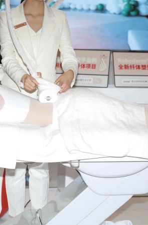 【街拍心灵】美容展模特白丝街拍美腿