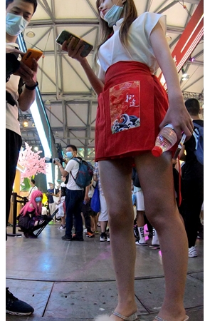 百褶裙美女