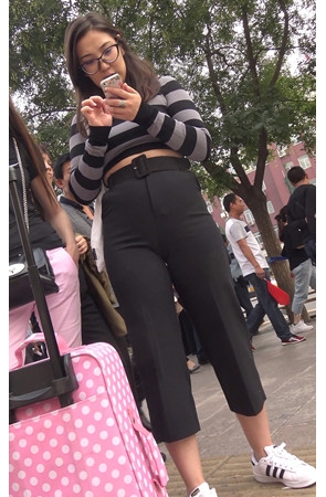 紧身黑裤小姐姐