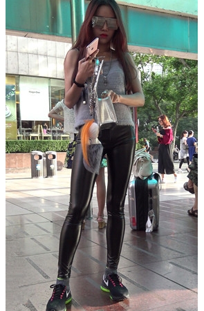 戴着墨镜的紧身皮裤美女