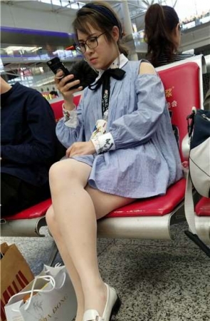 4k超清，美白大长腿眼镜妹妹，颜值颇高