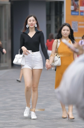 美女笑的真漂亮