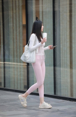 街拍粉色紧身瑜伽裤美眉