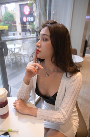 白色包臀裙美女