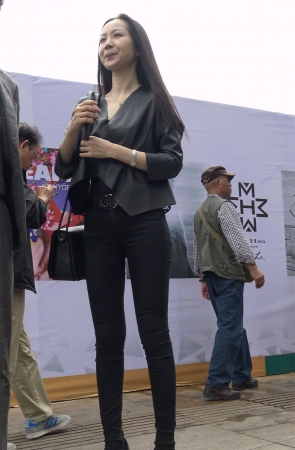 街拍性感大长腿黑色紧身裤美女
