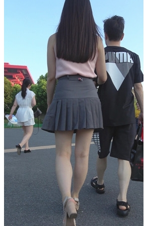 漂亮的短裙大姐姐[1.17G/MP4]