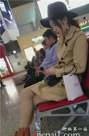 4k-高铁站候车室拍摄长腿肉丝高跟鞋女神，颜值超高。