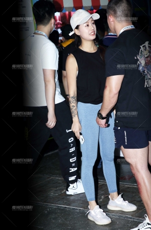 小白帽蓝色紧身运动裤