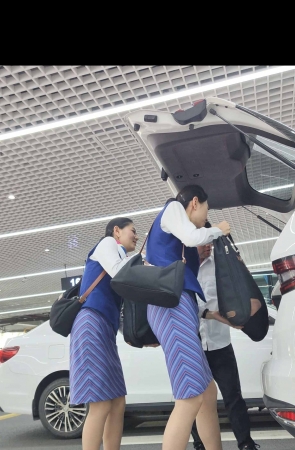 4K视频偶遇南航两位乘务长气质韵味肉丝等车 3P