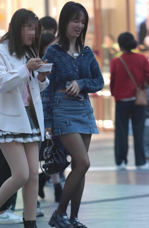 黑丝街拍少妇