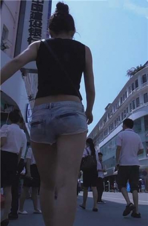 超短热裤圆臀美女，配上墨镜很酷！[397 MB]