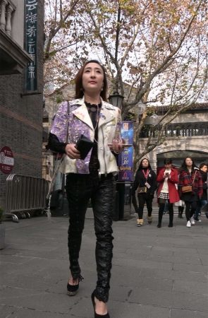 性感长腿街拍皮裤高跟御姐美女