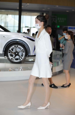 【街拍心灵】车展礼仪肉丝街拍美腿白制服高跟