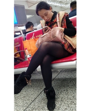 4k-候车室内专注玩手机的黑丝美腿性感少妇