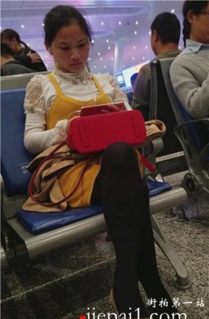 4k-高铁站候车室拍摄黑丝长腿高跟鞋知性美女