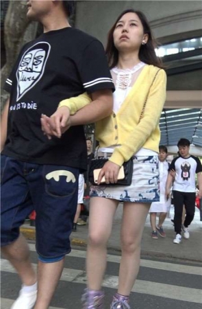 4K – 黄衣服花色包臀裙气质街拍高跟鞋美女 [1.04 GB]
