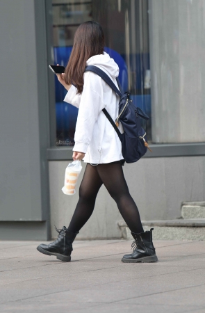 街头街拍黑丝再来一组