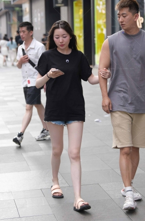 23528-11=55√消失的下装，白皙美腿 14P