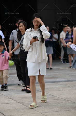 白裙肉丝拖鞋美眉 [17P]