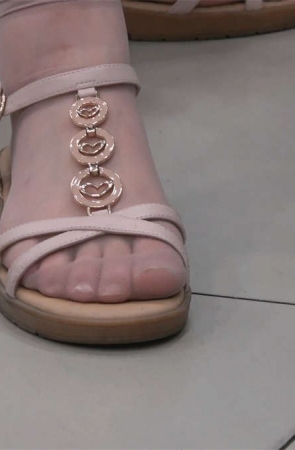 可爱女孩性感的透明短肉丝