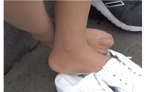 白鞋丝袜妹子很给力 [484 MB/MP4]