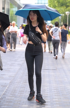 遮阳伞下长发飘飘