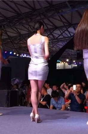 舞台后方拍摄美腿性感模特。