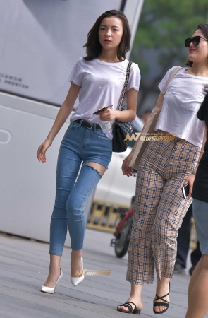 长腿牛仔裤高跟美女