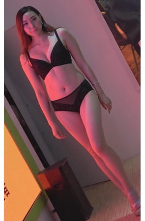 黑色内衣模特美女