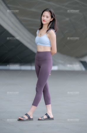 紫色瑜伽裤学员