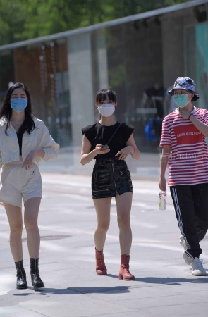 街拍青春马尾辫小姐姐
