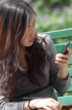 长椅上看报的极品诱惑黑丝女子