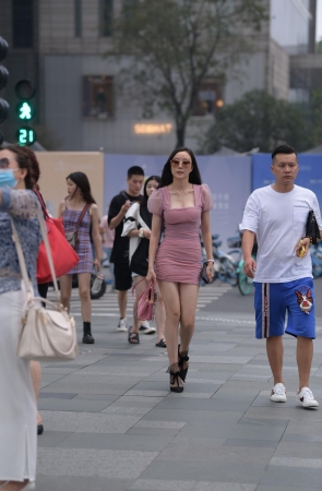 连体裙妹子