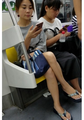 4K – 地铁上的甜美酒窝女孩 [962 MB/MP4]