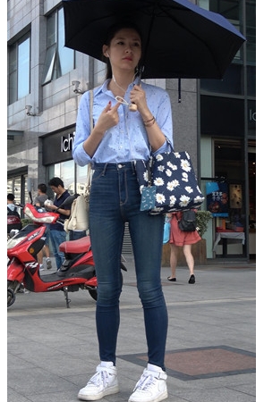 怕晒黑的牛仔女孩