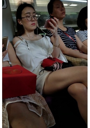 4K – 街拍白皙大长腿姑娘搭地铁 [3.12 GB/MP4]