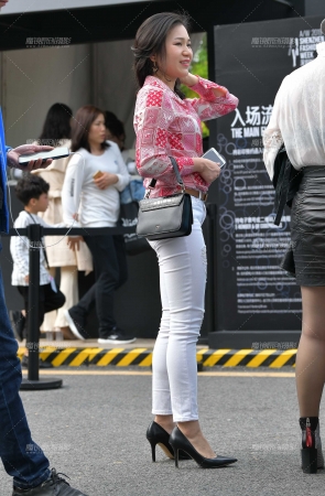 紧致白裤高跟**