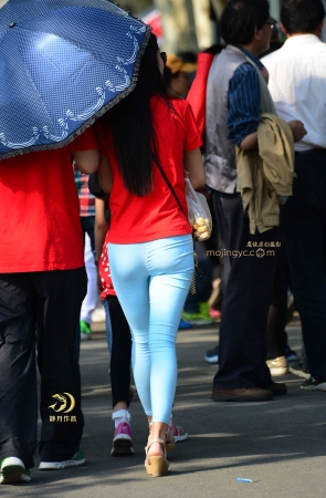 遮阳伞下的美丽身影—-（16P）