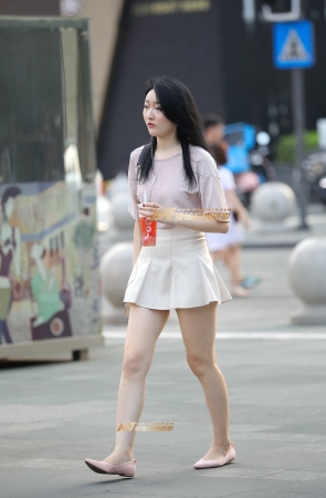 白皙短裙女孩 真诱人