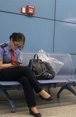 气质不错的乘务员挑鞋视频